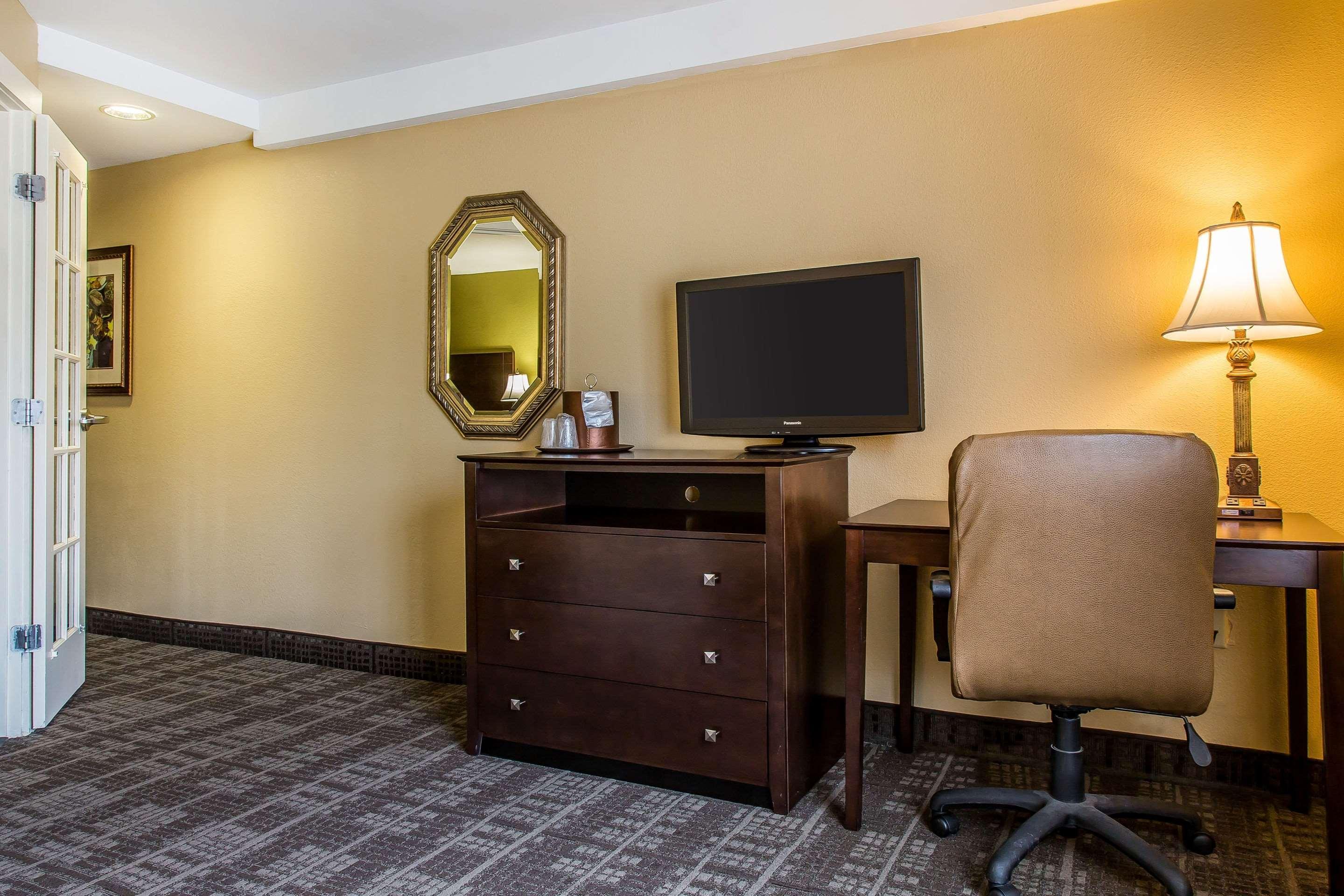 Clarion Hotel & Suites Hamden-New Haven Exterior photo
