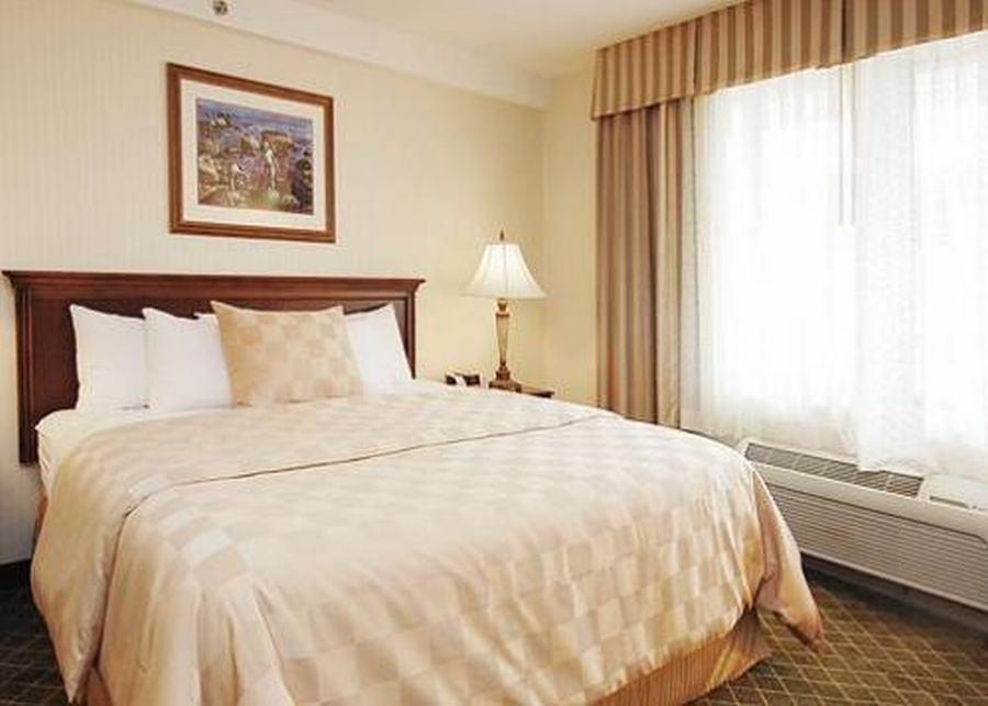 Clarion Hotel & Suites Hamden-New Haven Room photo