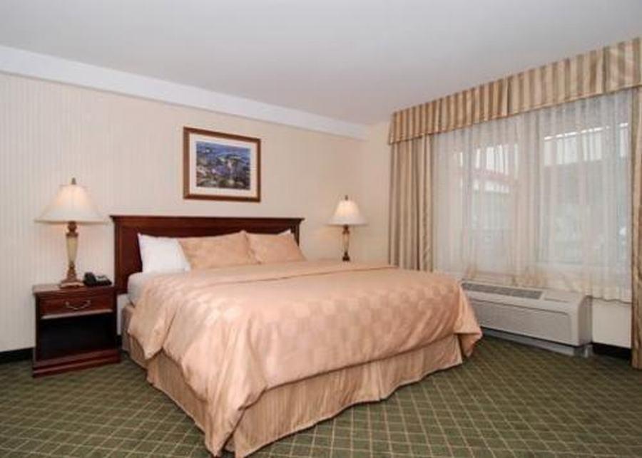 Clarion Hotel & Suites Hamden-New Haven Exterior photo
