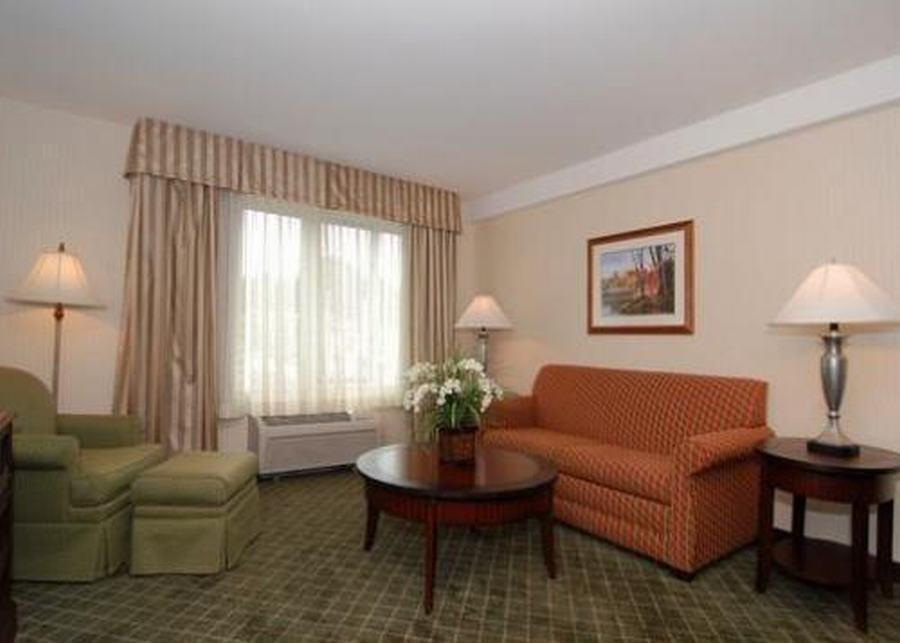 Clarion Hotel & Suites Hamden-New Haven Exterior photo