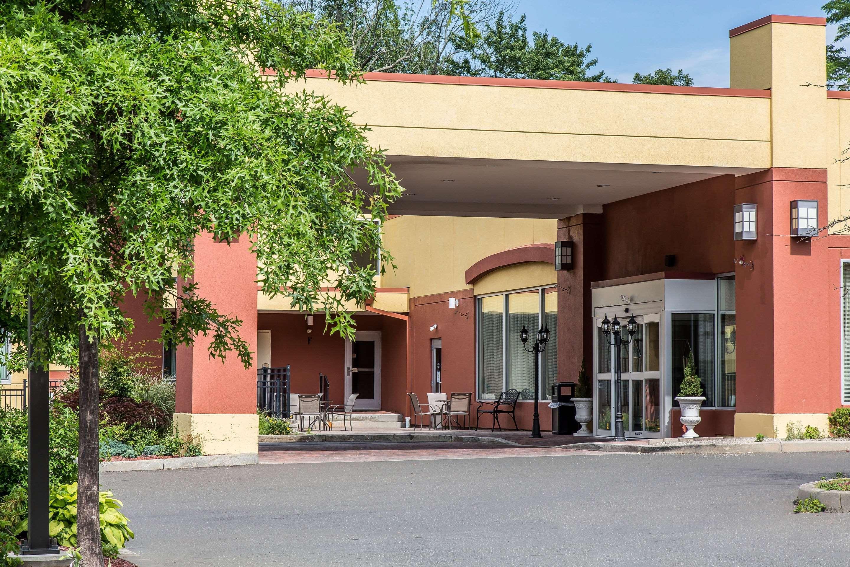 Clarion Hotel & Suites Hamden-New Haven Exterior photo