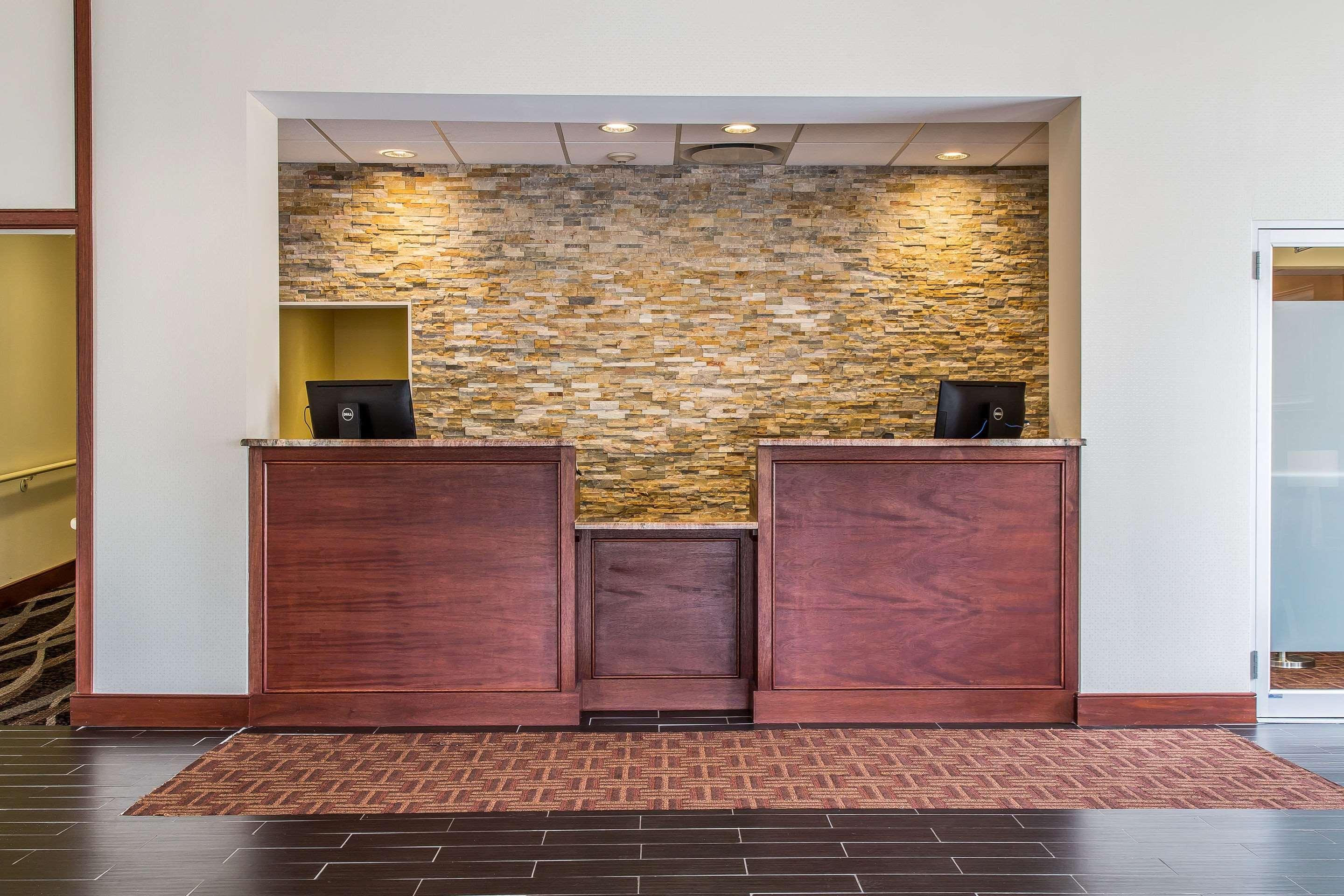 Clarion Hotel & Suites Hamden-New Haven Exterior photo