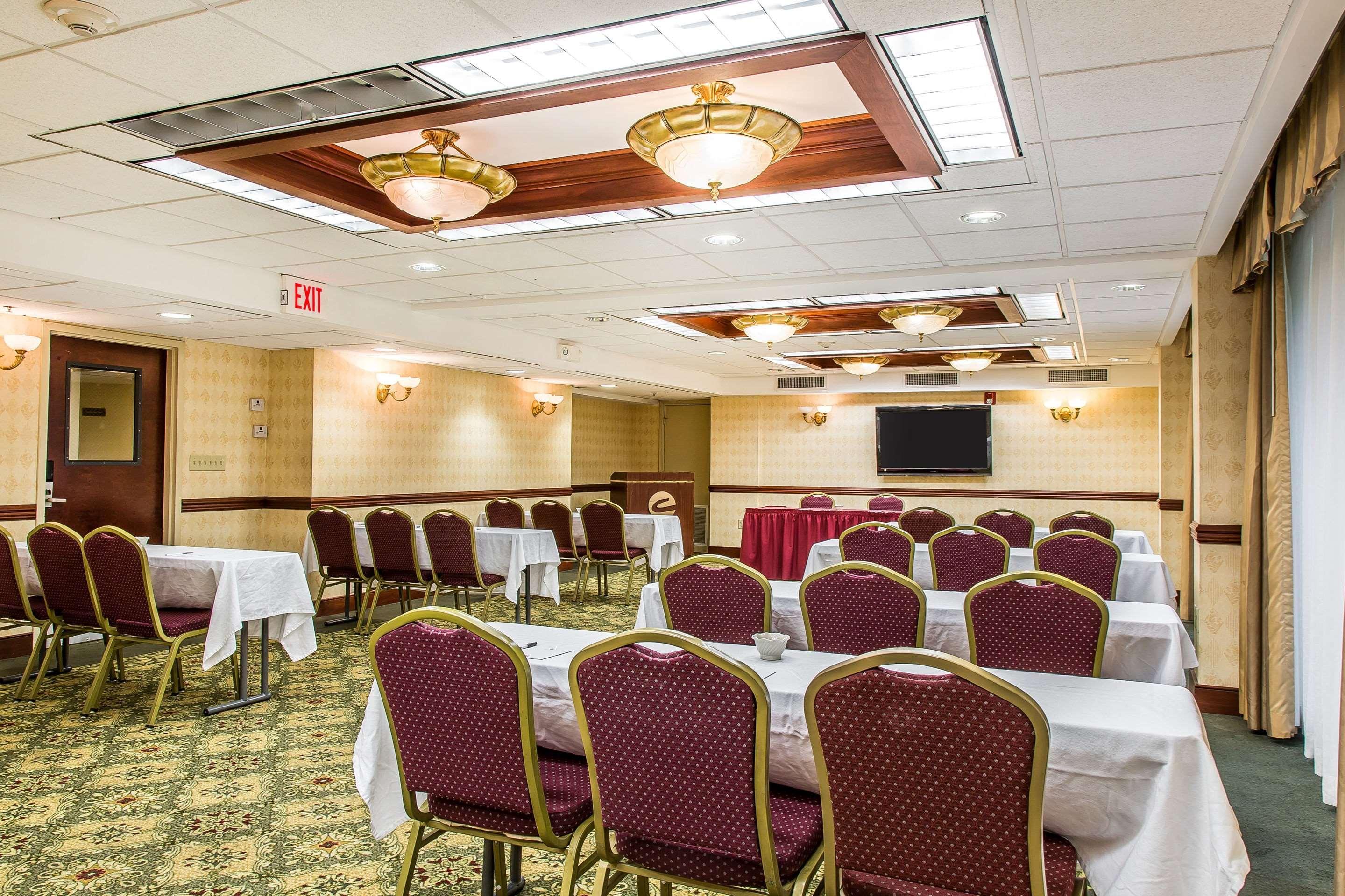 Clarion Hotel & Suites Hamden-New Haven Exterior photo